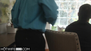 HotwifeXXX - Bunny Colby a férje előtt hancúrozik