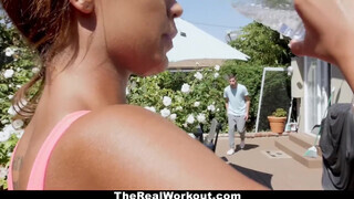 TheRealWorkout - barna csábító fitness vlogger videója