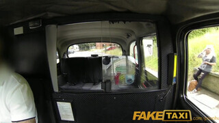 Faketaxi - szőrös pinájú milf csajszika reszel egyet