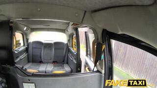 Fake Taxi - Rina Ellis a vonzó sulis bige
