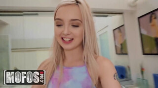 MOFOS - Lexi Lore derekasan hátsó lyukba tolva