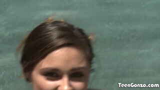 TEENGONZO - Zoey Foxx már a medencébe bekapja a fügyit