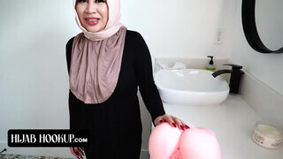 Hijab Hookup - Tokyo Lynn a szőrös cunis háziasszony