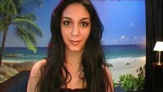 Mia Sanchez feldug egy gigászi műdákót