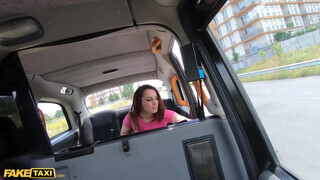 Fake Taxi - Maya B megkettyintve a hátsó ülésen