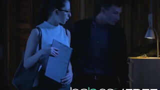 Rebecca Volpetti hatalmas kukit kap a hátsójába