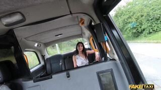 Fake Taxi - Izgató kolumbiai macát kúr a taxis