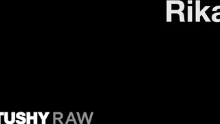 TUSHYRAW - Rika seggel lovagolja meg a méretes kukit