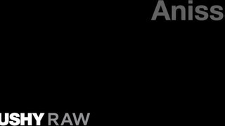 TUSHYRAW - Anissa Kate valagába kukacot tolnak