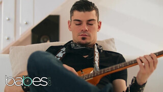 Babes - Mia Evans hancúrozik a gitáros pacákkal