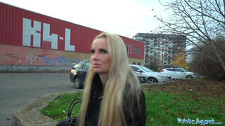Public Agent - Victoria Pure muffjába betolja a fószer