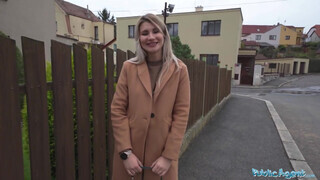 Public Agent - Marsianna Amon a gigantikus cickós pipi