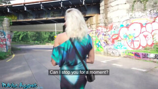Public Agent - Brittany Bardot a parkban meghágva