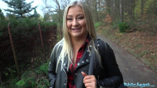 Public Agent - Cayla Lyons a óriási picsájú szöszi