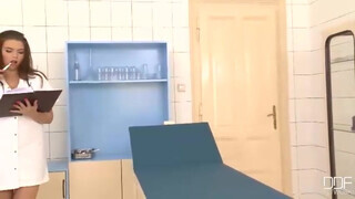 Csöcsös nővérke hátsó nyílásba kefélve