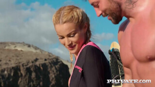 Private com - Cherry Kiss a bombázó szörfös pipi