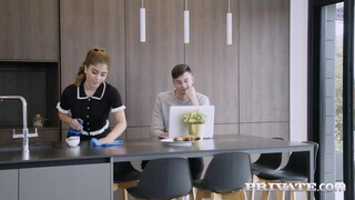 Private com - Marina Gold a méretes fenekű szobalány
