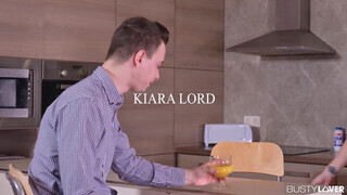 Kiara Lord benyeli a hímtagot