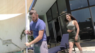Abella Danger a hapsija előtt kufircol
