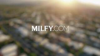 MILFY - Sweet Vickie a repedtsarkú rendőrnő