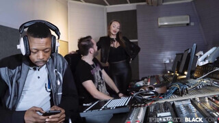PrivateBlack - Stacy Cruz élvezi a gigantikus pöcst