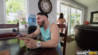 BANGBROS - Crystal Chase a gigászi tőgyes latin amerikai nőci