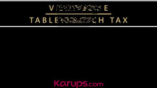 Karups - Vicky Love benyeli a hímvesszőt