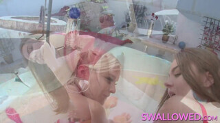 SWALLOWED - Megan Marx és Bella Jane derekasan leszívatva