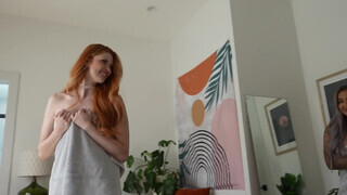 Elly Clutch és Hayley Davies édeshármasban hancuroznak