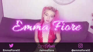 Emma Fiore termetes dildókat nyom a popójába
