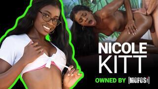 Mofos - Nicole Kitt a izgató hatalmas cicis csoki csajszika