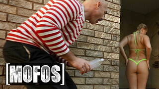 MOFOS - Harley King a bombázó világos szőke fiatal csajszi