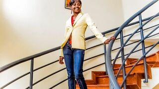 Barna amatőr casting forgatás irodai fotózásra keményen megbassza a gigantikus faszú producer