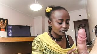 Nyakörves barna szajha nyáladzik a főnök káróján