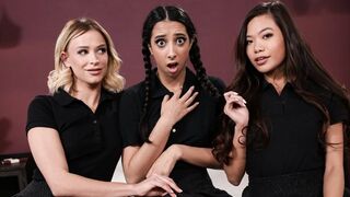 Rosszcsont lesbi diákok élvezik a forró hármast